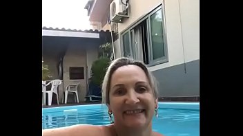 Se exibindo na piscina