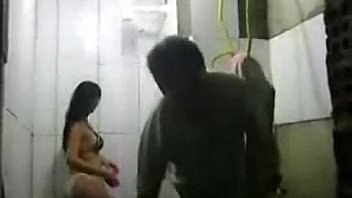 REAL - Esposa safada toma banho na frente dos pedreiros enquanto marido trabalha