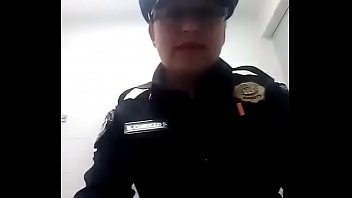 Policia ensenando tetas 2