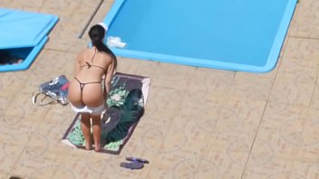 LATINA VOYEUR SAFADINHA CASADA NA PISCINA