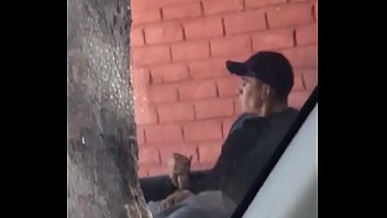 Hetero b. y pedo se masturba en la calle