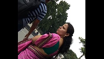 bhabhi showing her awesome assets