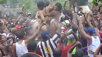 Mujeres se desnudan  en carnaval panameÃ±o - 2014