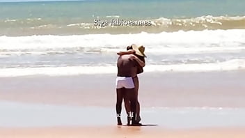 (TRECHO) Esposa se exibe para o corno namorando negão na praia