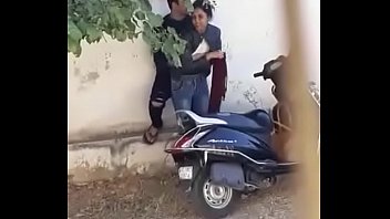 DESI GIRL SEX MMS ON ROAD KHET ME