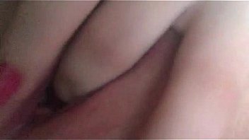 Chica se masturba con los dedos