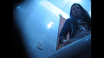 HIDDEN CAM : SEÑORA ESPIADA EN EL BAÑO