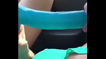Rubia se masturba en el auto