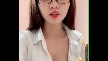 Gái xinh livestream khoe bưởi đẹp