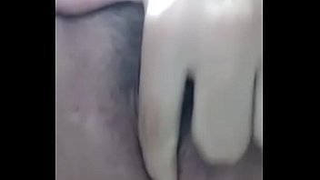 Garota se masturba em casa