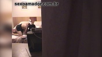 Garoto leva namorada para foder no quarto dos pais dele e filma tudo secretamente