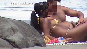 Casal fazendo sexo na praia publica. Morena novinha gostosa