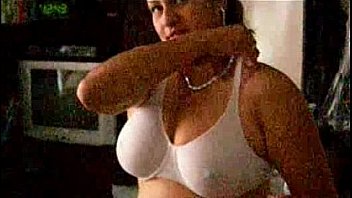 karishma big boobs aunty wearing bra tight nipple show