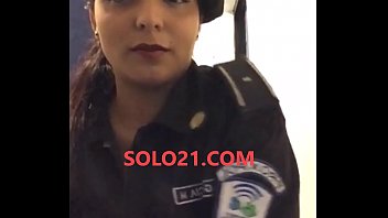 x-POLICIA MEXICANA NIDIA GARCIA SE DESNUDA DESDE SU HOGAR CON UNIFORME POLICIAL