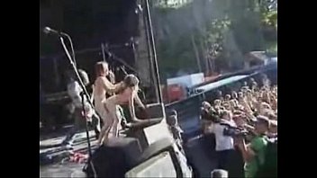 Couple baise sur scène pendant un concert