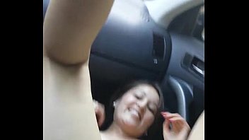 Dedando a esposa no carro